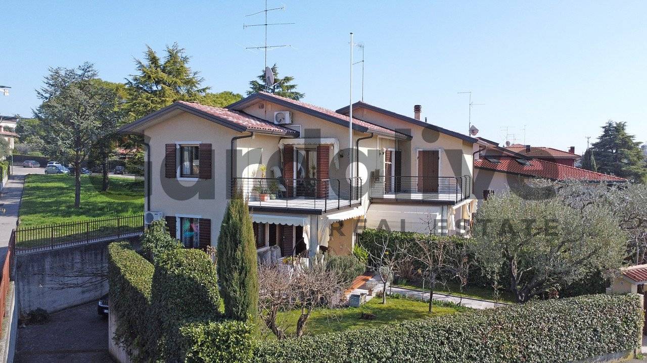 Villa in vendita a Peschiera del Garda