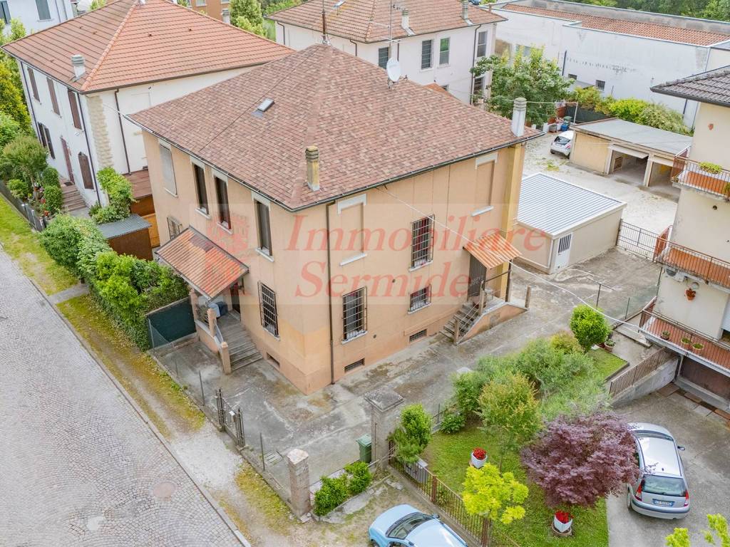 vendita-villa-bifamiliare-in-via-24-aprile-sermide-e-felonica-ottimo