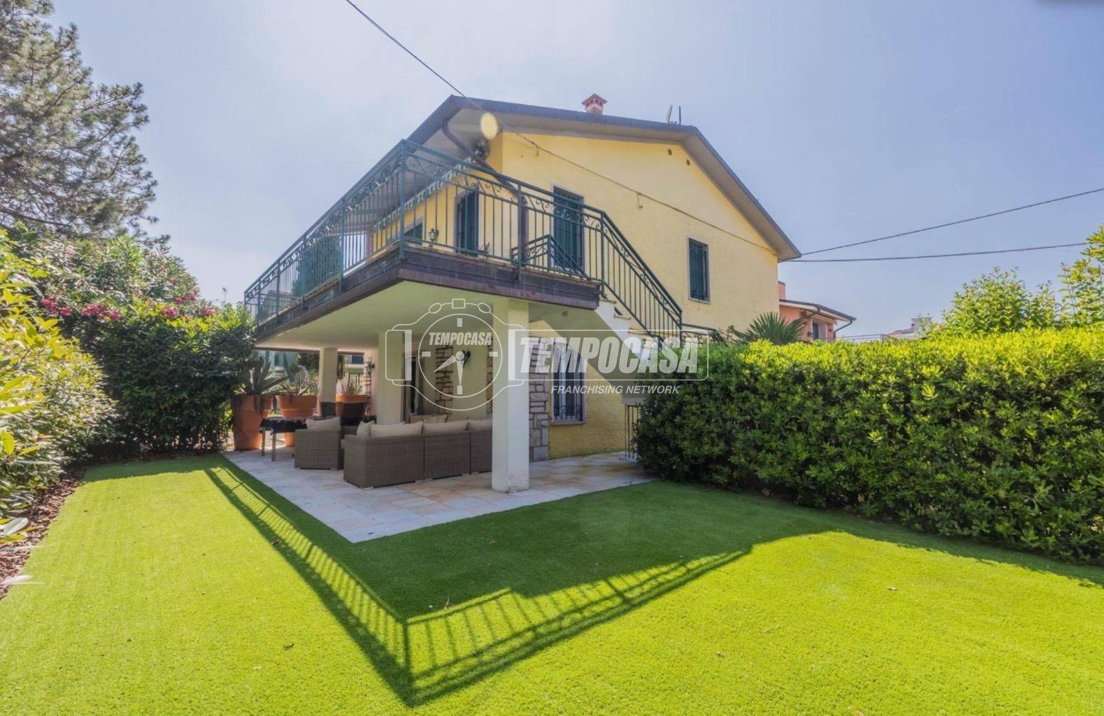 Villa in vendita a Peschiera del Garda
