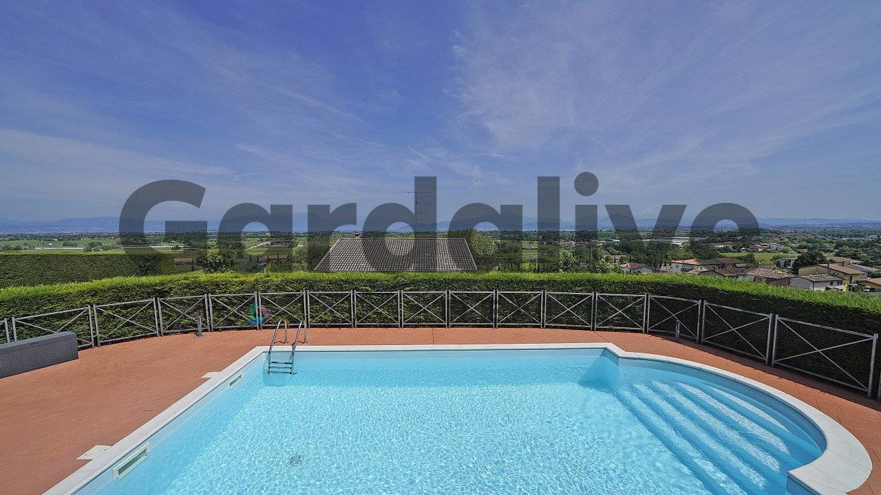 Villa in vendita a Peschiera del Garda