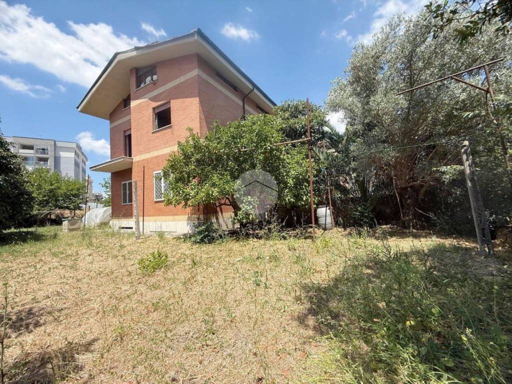 Palazzo - Edificio via salimbene 37, Giardinetti, Roma