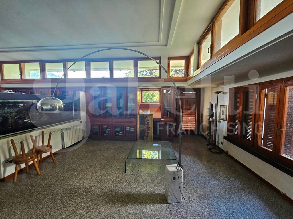 Vendita Villa unifamiliare in via Rossini, 19 Rovato. Da ristrutturare,  posto auto, 367 m², rif. 122036292