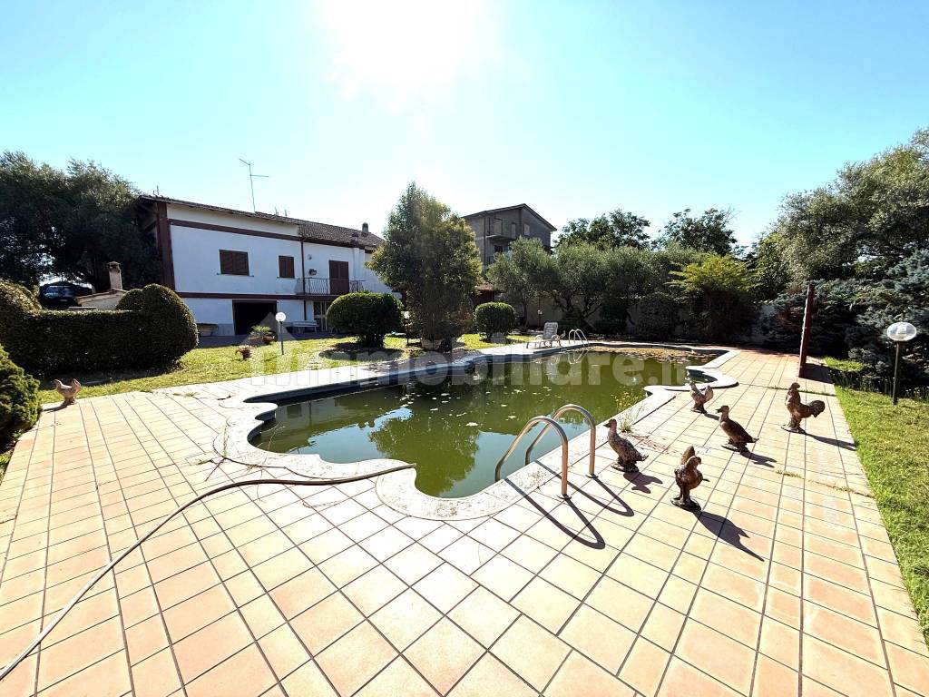 Vendita Villa unifamiliare in vicolo della Fontana Corvia Roma. Buono ...