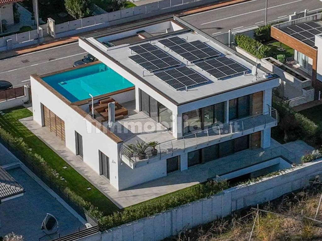 Vendita Villa unifamiliare in via Oscar Righetti 13 Peschiera del Garda ...