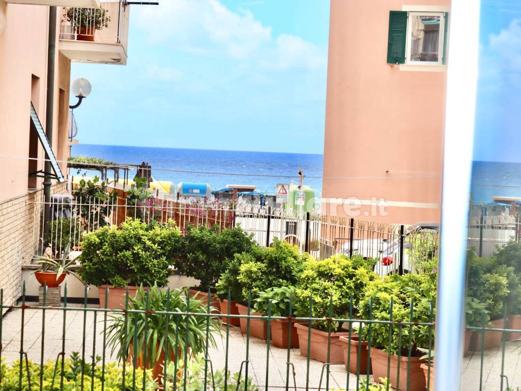 Vendita Appartamento in via Quinto. Genova. Buono stato, piano rialzato ...