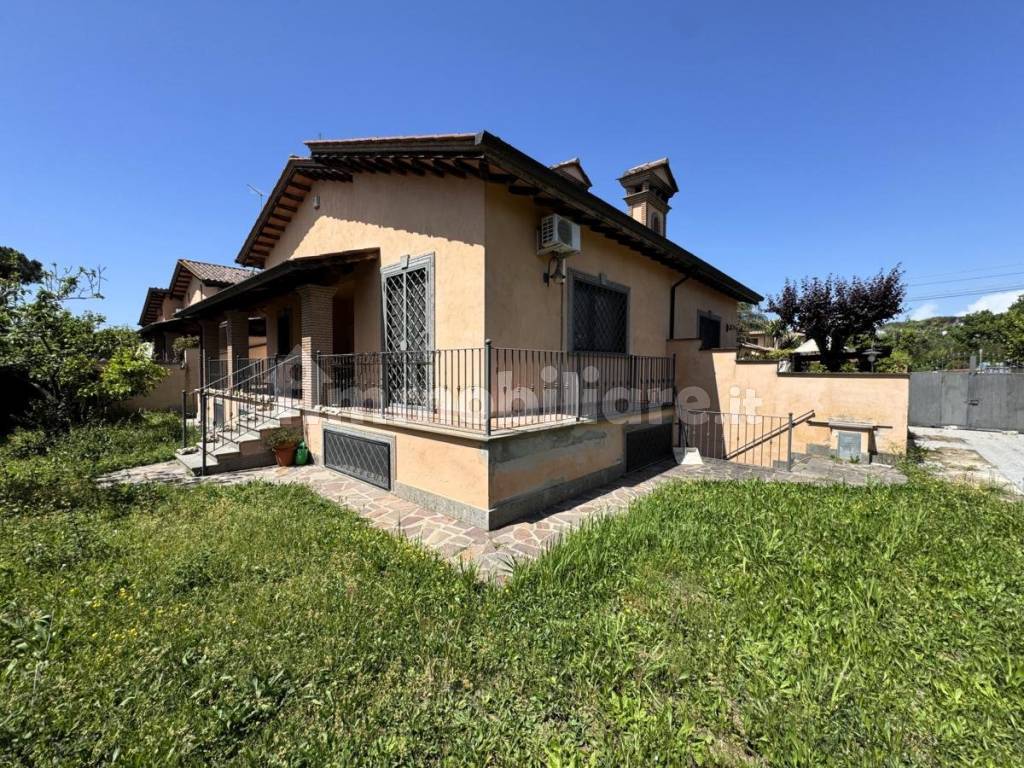 Villa plurifamiliare via Lavarone, Infernetto, Roma