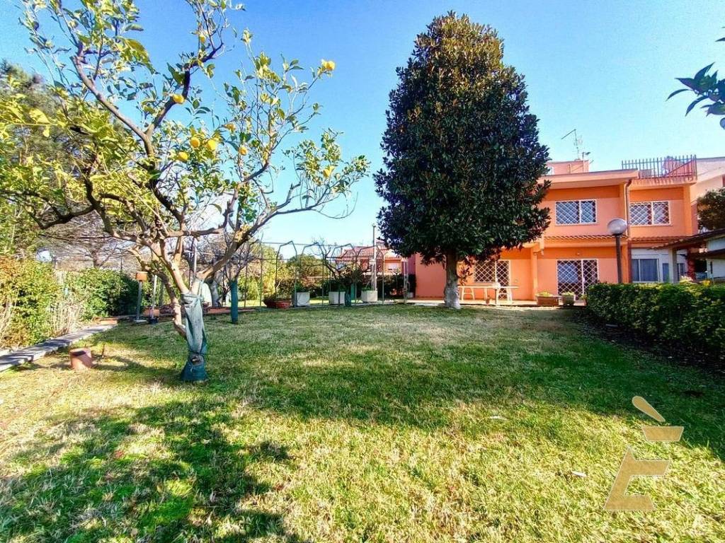 Appartamento via Zambana, Infernetto, Roma