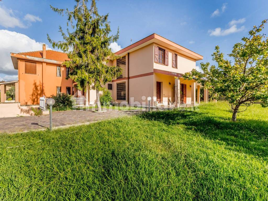 Villa plurifamiliare via Oscar Chilesotti 14, Infernetto, Roma