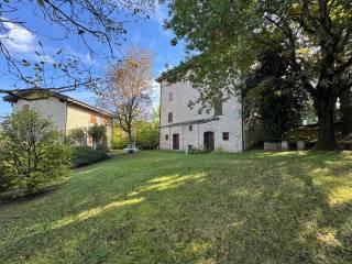 CDATA[Villa indipendente con ampio giardino Ponte della Venturina (BO) Nel cuore di Ponte della Venturina, in una zona residenziale tranquilla ma comodissima ai servizi, proponiamo in vendita una villa indipendente immersa in un ampio giardino esclusivo di oltre 2600 mq, perfetta per chi cerca spazi generosi, indipendenza e una splendida vivibilità all'aperto. L'abitazione si sviluppa su più livelli collegati da scala interna e offre una superficie complessiva di circa 349 mq. La zona giorno ricomprende una cucina, sala da pranzo e un ampio salotto, la zona notte comprende tre camere matrim
1/85sky![Terreno