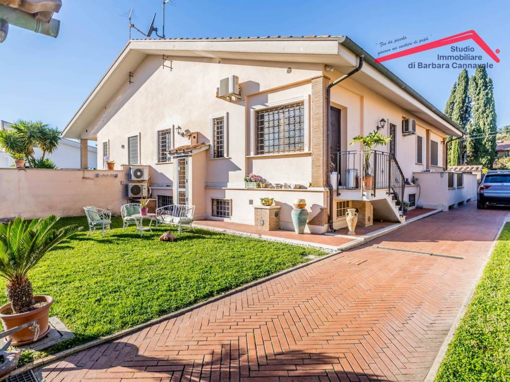 Villa plurifamiliare via Franco Alfano 50, Infernetto, Roma