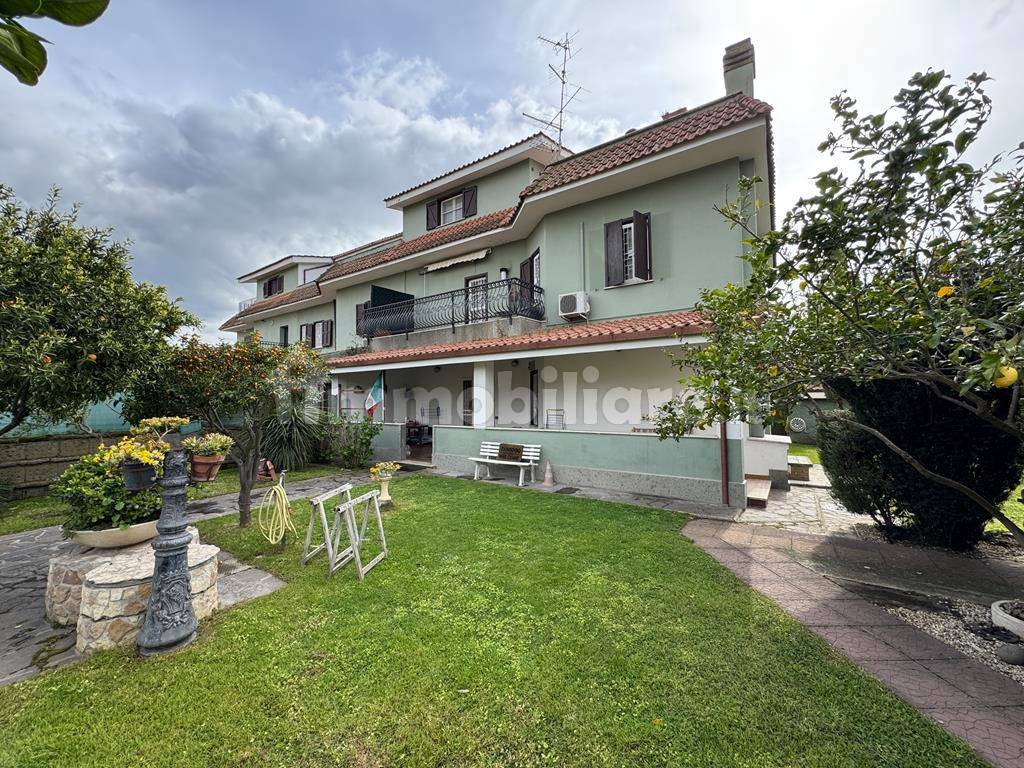 Villa bifamiliare via Salvatore Auteri Manzocchi, Infernetto, Roma