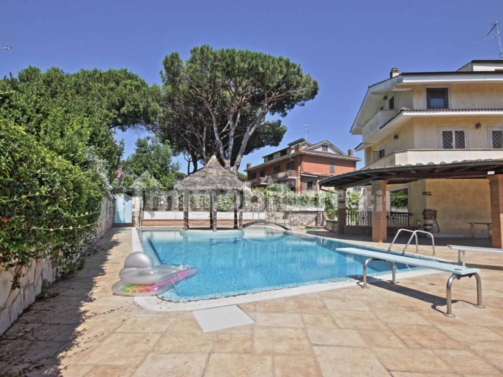 Villa plurifamiliare via Alcmane, Axa, Roma