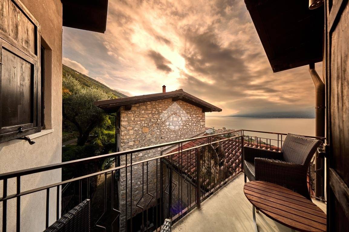 Zrekonstruovaný rustikální dům s výhledem na jezero na prodej v Brenzone sul Garda