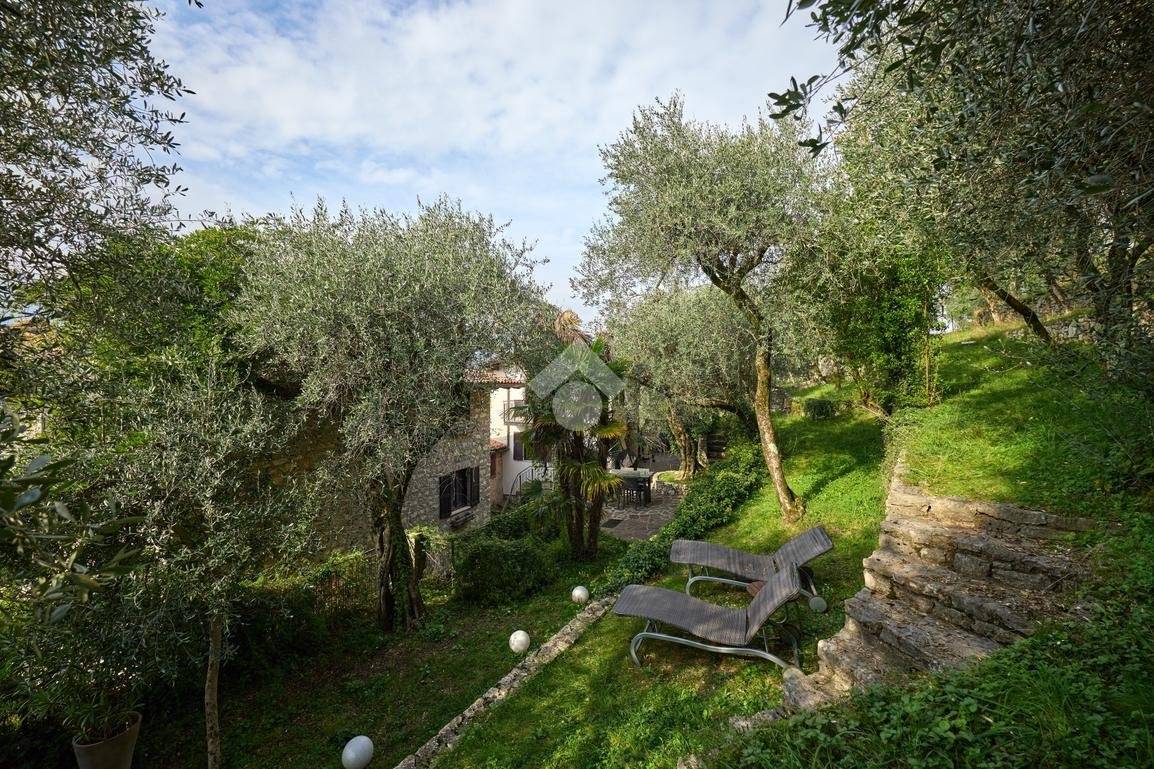 Zrekonstruovaný rustikální dům s výhledem na jezero na prodej v Brenzone sul Garda - 2