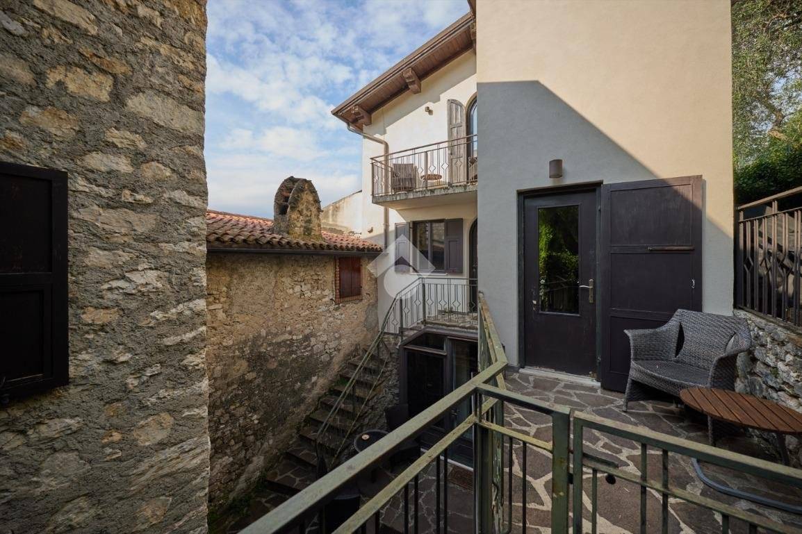 Zrekonstruovaný rustikální dům s výhledem na jezero na prodej v Brenzone sul Garda - 3