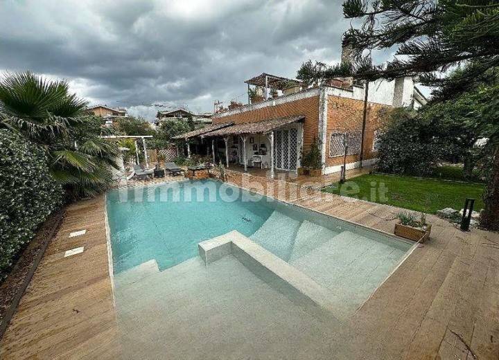 Villa unifamiliare via Predoi 45, Infernetto, Roma