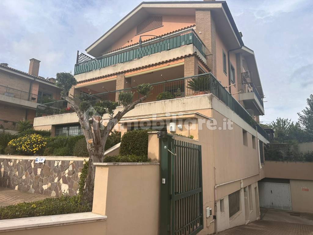 Trilocale via Anagnina 412, Morena, Roma