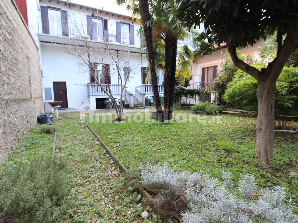Appartamento in villa via Carlo Armellini 20, Affori, Milano