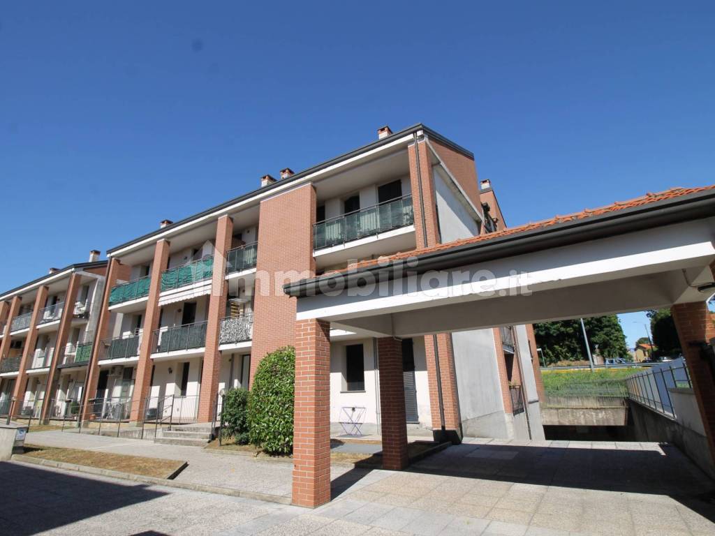 Vendita Appartamento Cardano al Campo. Bilocale in via Alessandro Volta 18.  Buono stato, secondo piano, posto auto, con balcone, riscaldamento  autonomo, rif. 124893267