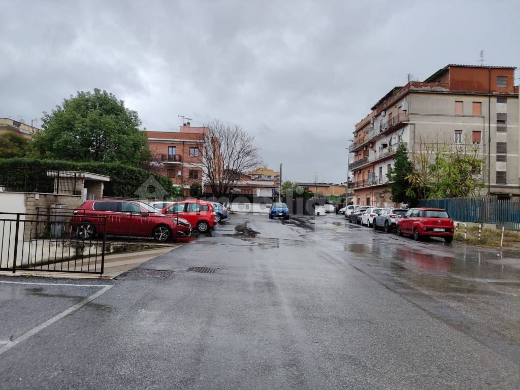 Trilocale via Varvariana 76, Giardinetti, Roma