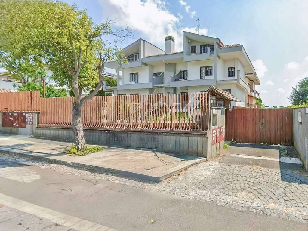 Villa plurifamiliare via Aristofane, Axa, Roma