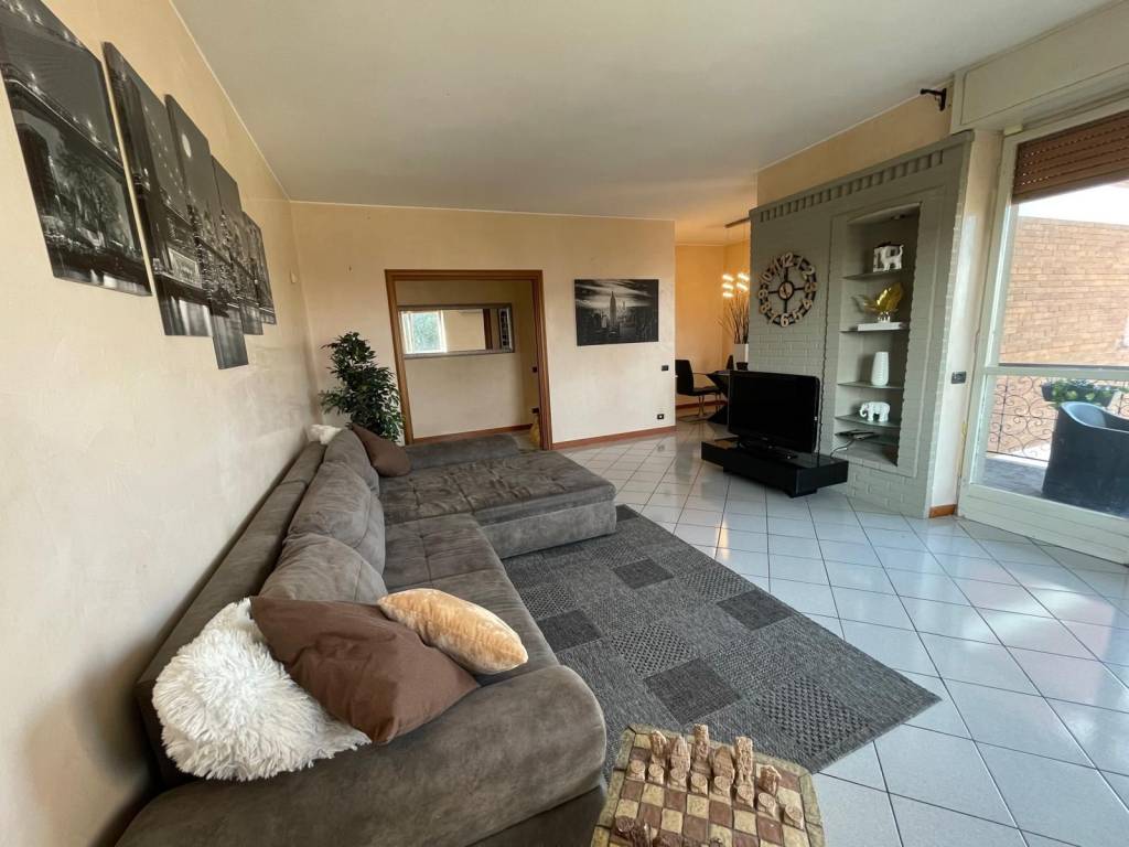 Affitto Appartamento Cardano al Campo. Quadrilocale in via per Castelnovate  1. Ottimo stato, quinto piano, riscaldamento centralizzato, rif. 125250681