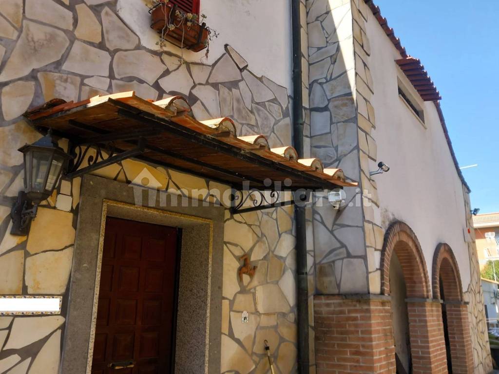 Villa unifamiliare via Castiglion de' Pepoli, Vitinia, Roma