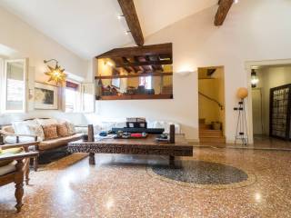 Attic via Castiglione 20, Santo Stefano, Bologna