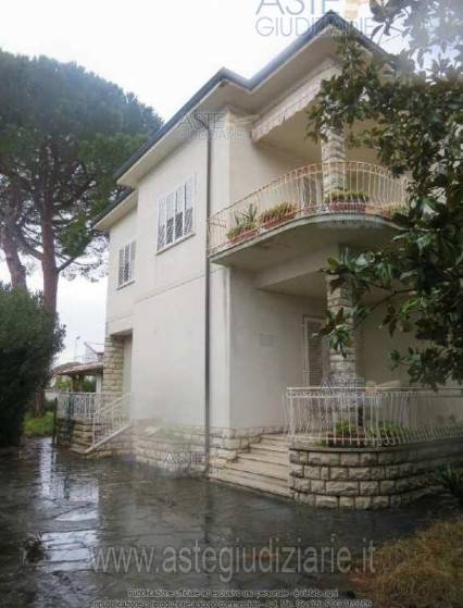 Villa in vendita a Cascina