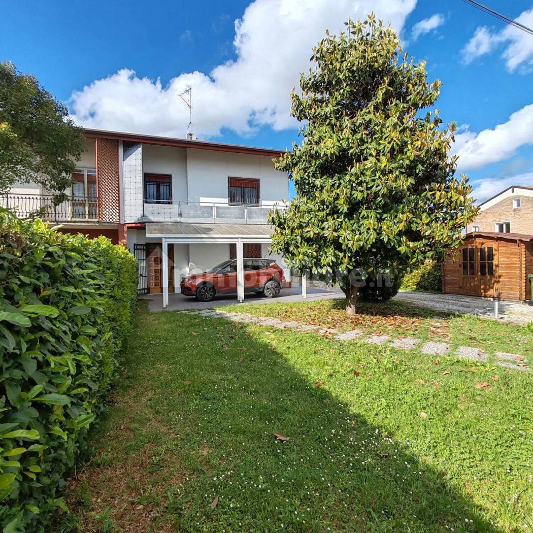 Villa in vendita a Cento