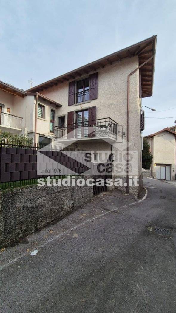 Casa indipendente in vendita a Riva di Solto