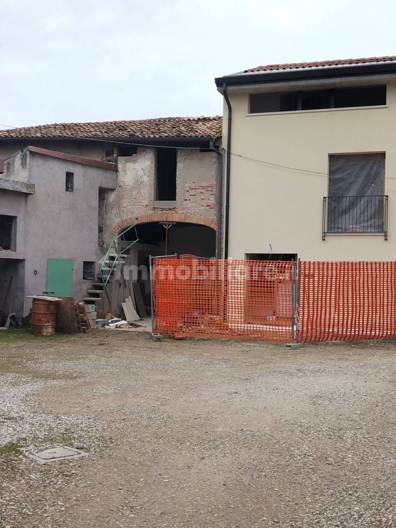 Rustico - Casale in vendita a Verona