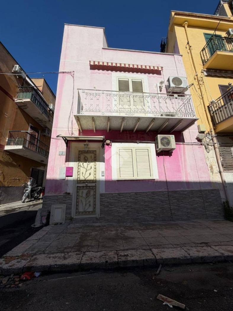 Palazzo - Edificio in vendita a Palermo