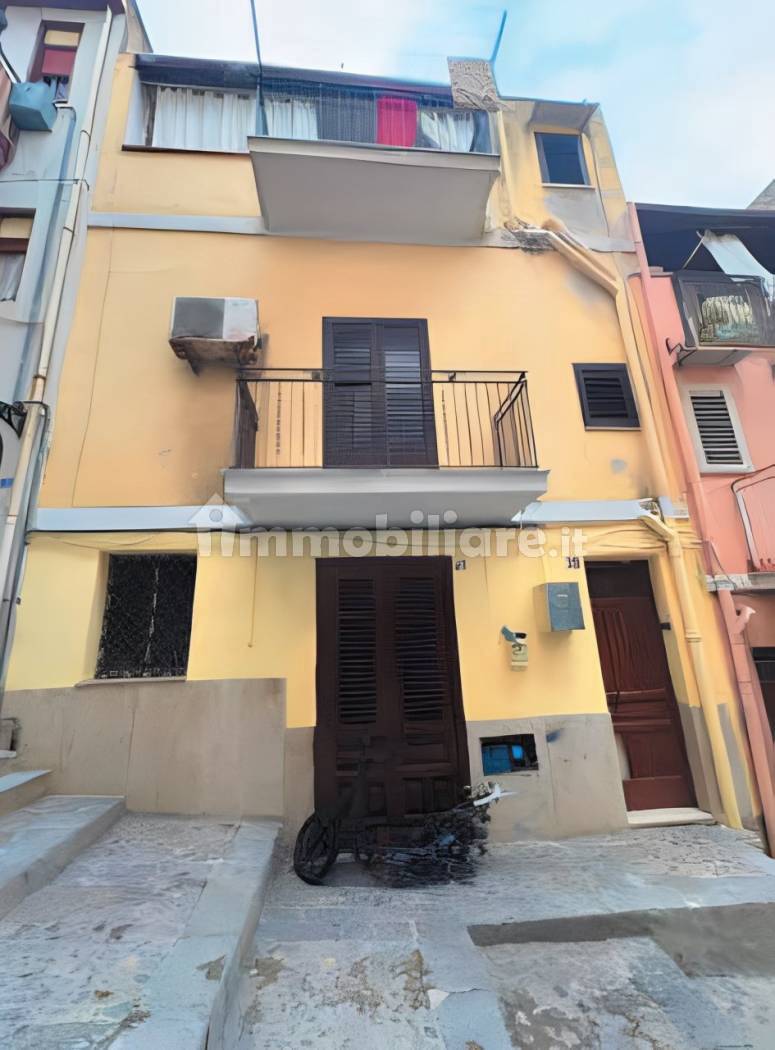 Palazzo - Stabile in vendita a Carini