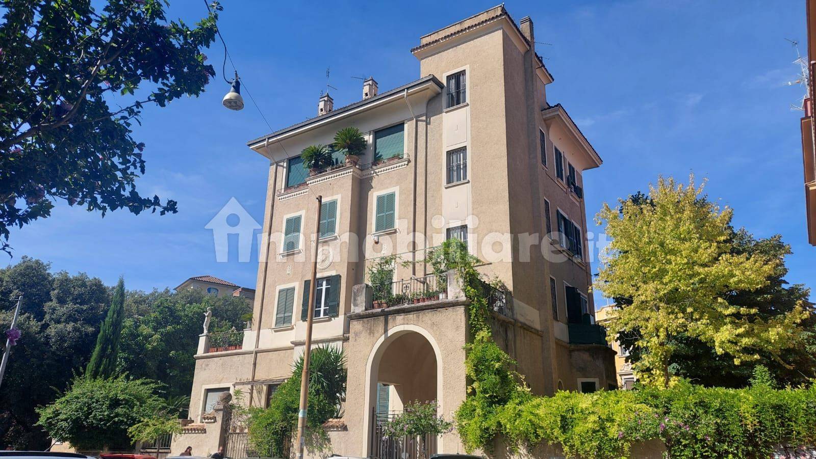 Palazzo - Edificio in vendita a Roma