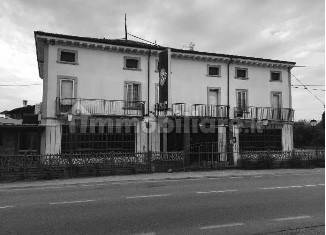 Palazzo - Stabile in vendita a Villafranca di Verona