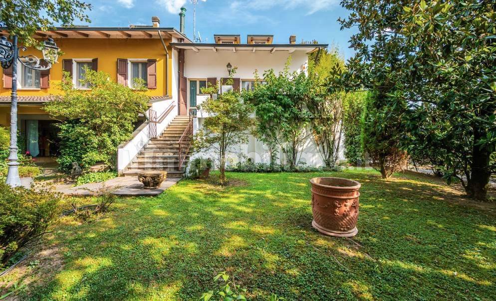 Villa in vendita a Gattatico