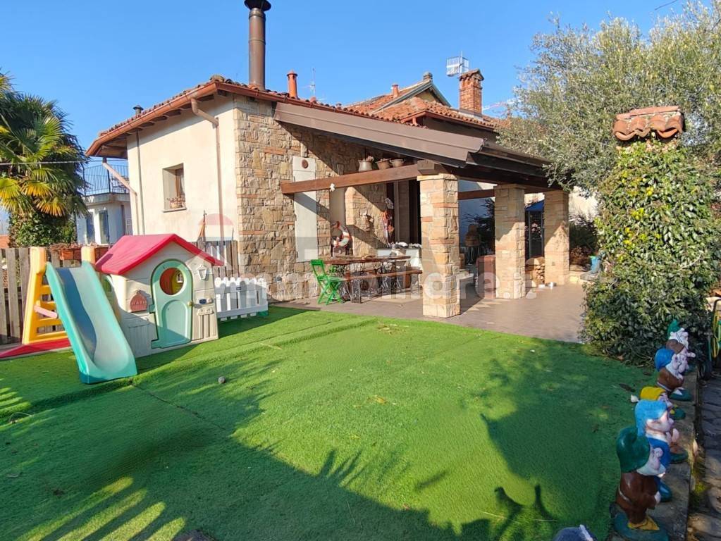 Casa indipendente in vendita a Laveno-Mombello