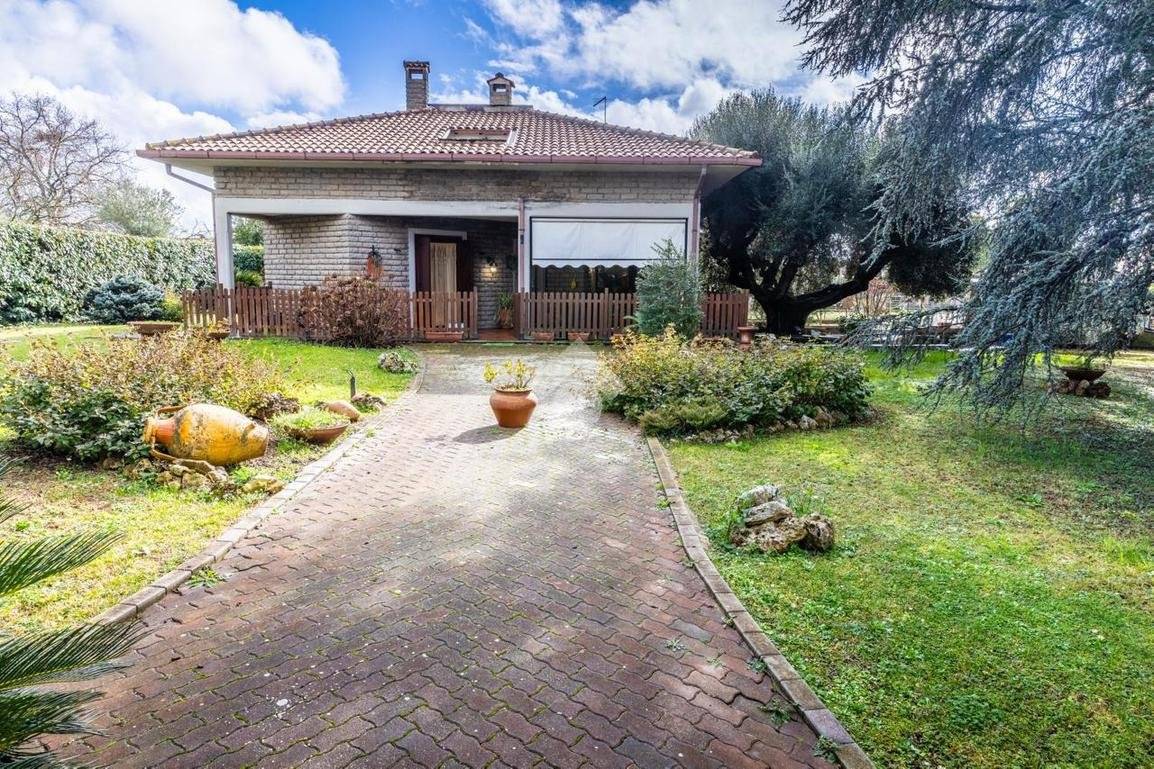 Villa in vendita a Anguillara Sabazia