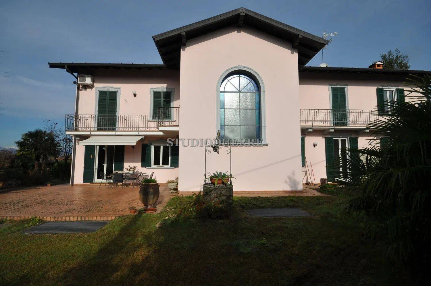 Villa in vendita a Sesto Calende