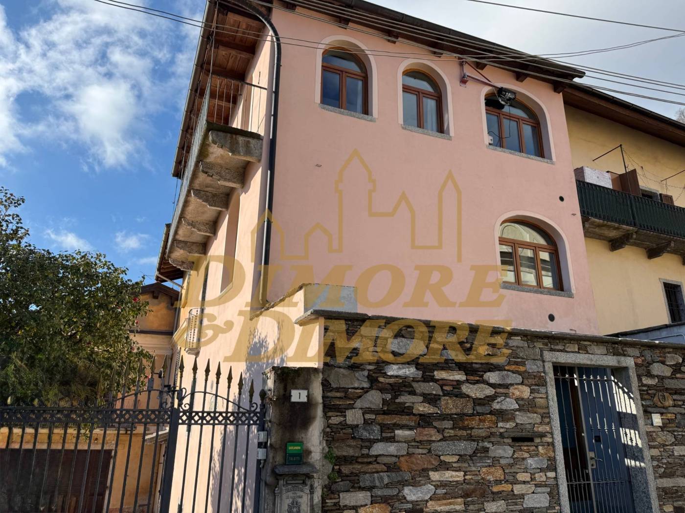 Villa in vendita a Caprezzo