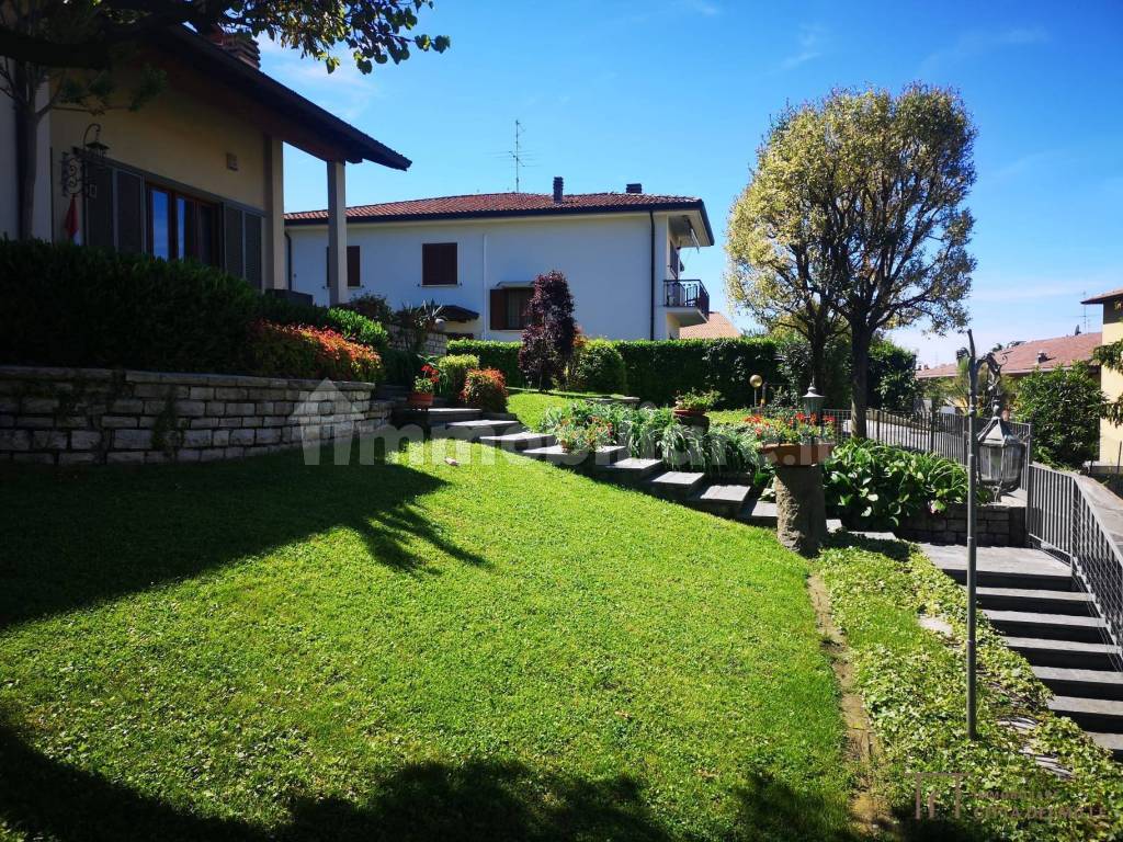 Vendita Villa bifamiliare in via Alfredo Piatti Mozzo. Buono stato ...
