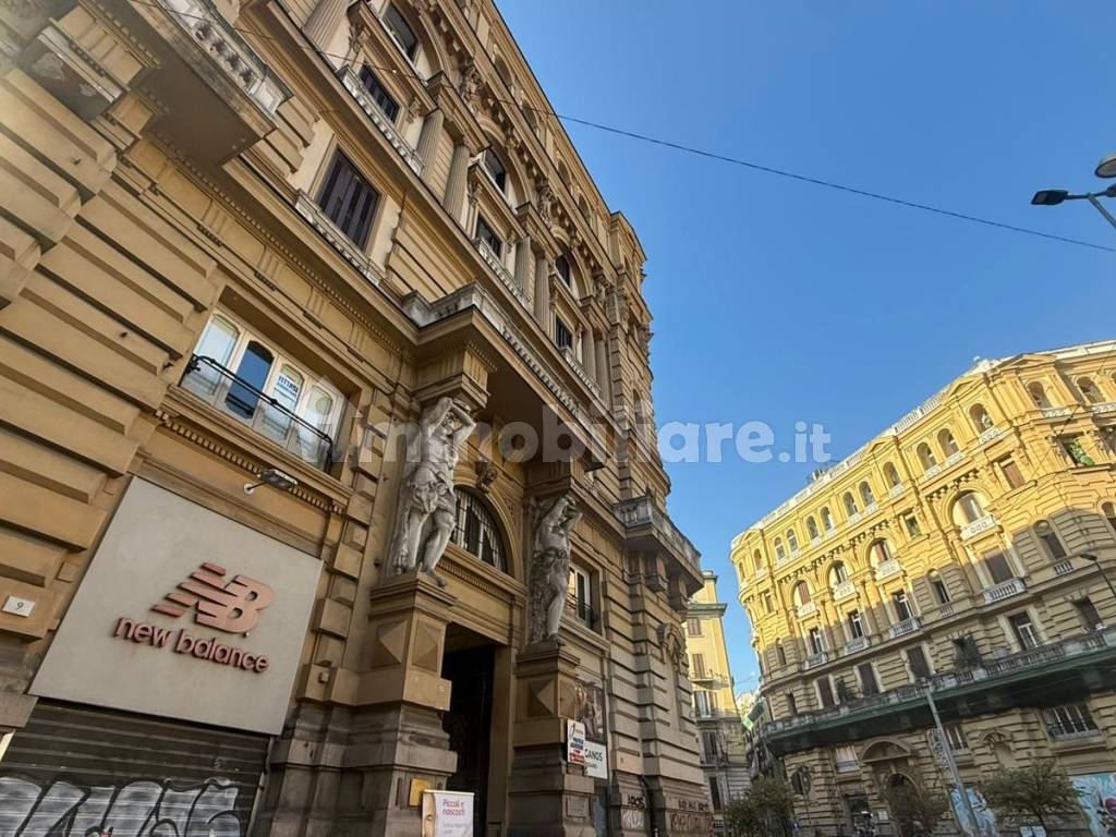 Vendita Appartamento Napoli. Bilocale in piazza Nicola Amore. Buono ...