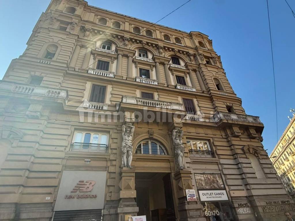 Vendita Appartamento Napoli. Bilocale in piazza Nicola Amore. Buono ...