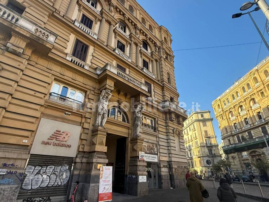 Vendita Appartamento Napoli. Bilocale in piazza Nicola Amore. Buono ...