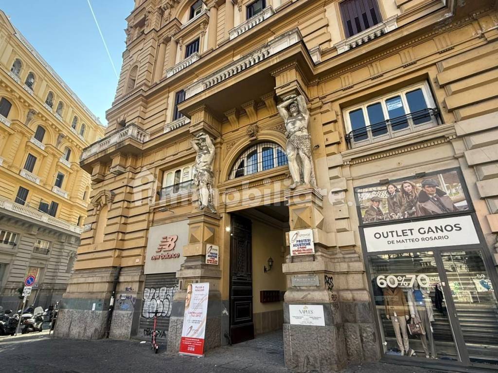 Vendita Appartamento Napoli. Bilocale in piazza Nicola Amore. Buono ...