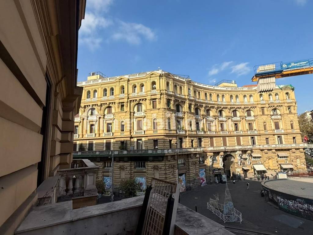 Vendita Appartamento Napoli. Bilocale in piazza Nicola Amore. Buono ...