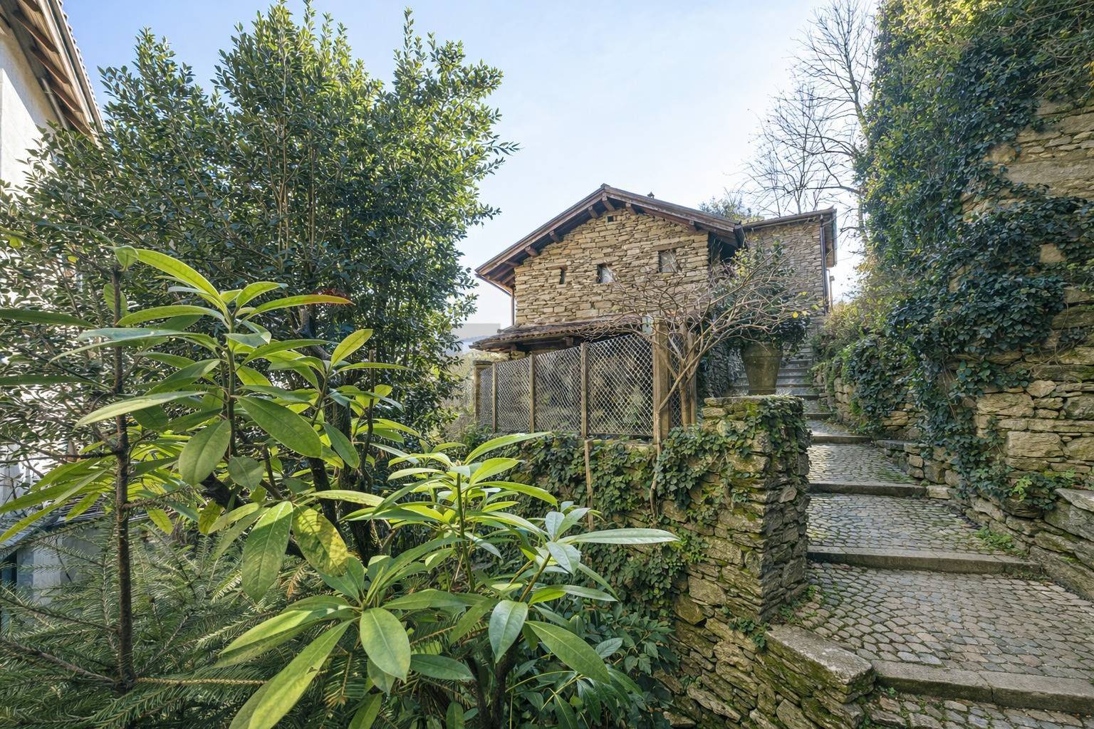 Casa indipendente in vendita a Caprezzo