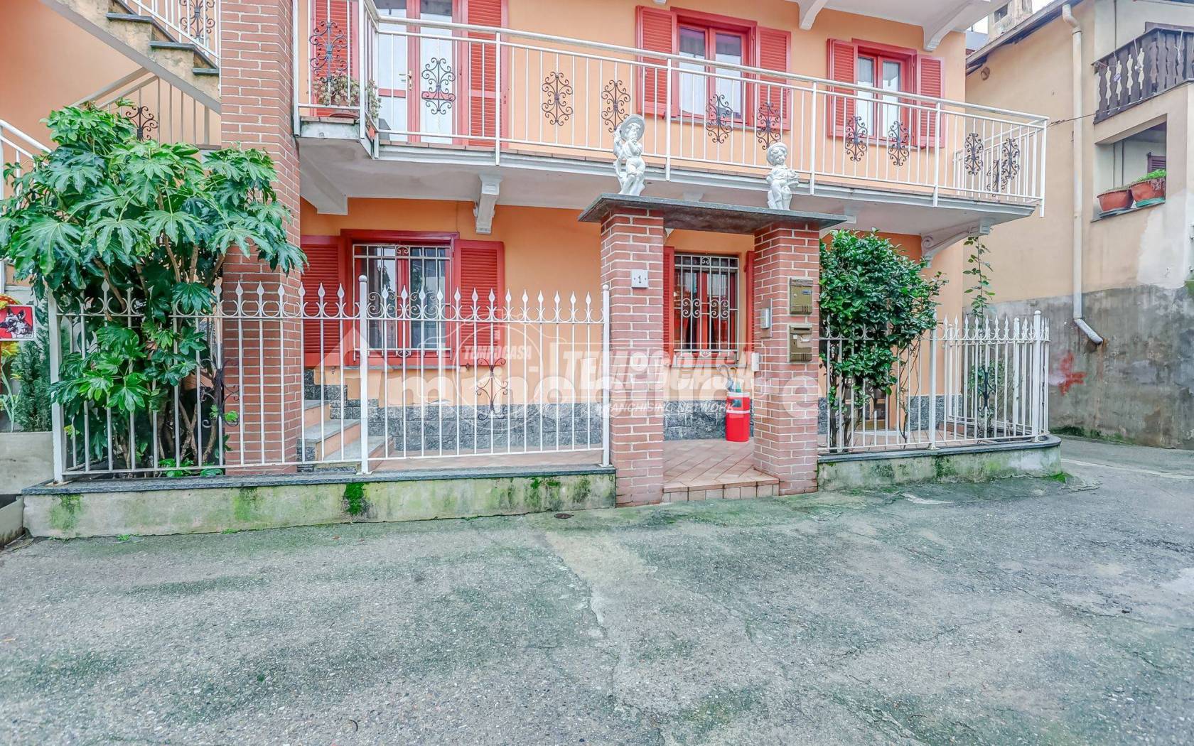 Casa indipendente in vendita a Varallo Pombia