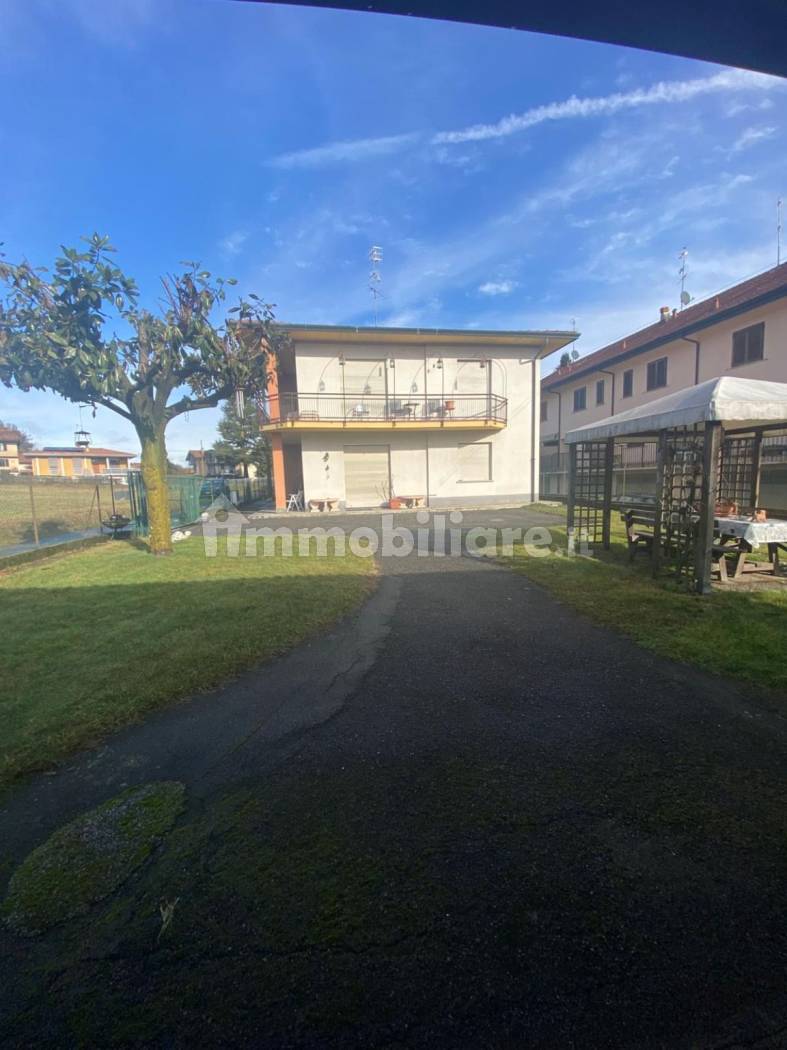 Villa in vendita a Sesto Calende